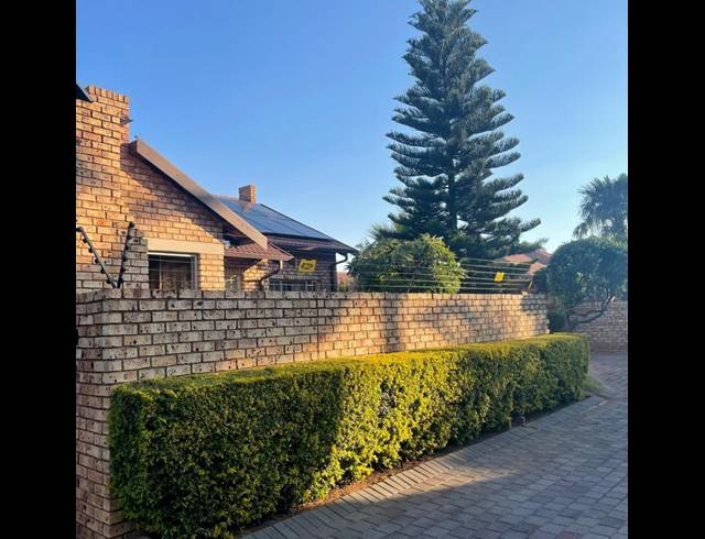 2 BEDROOM TOWNHOUSE FOR SALE IN SINOVILLE